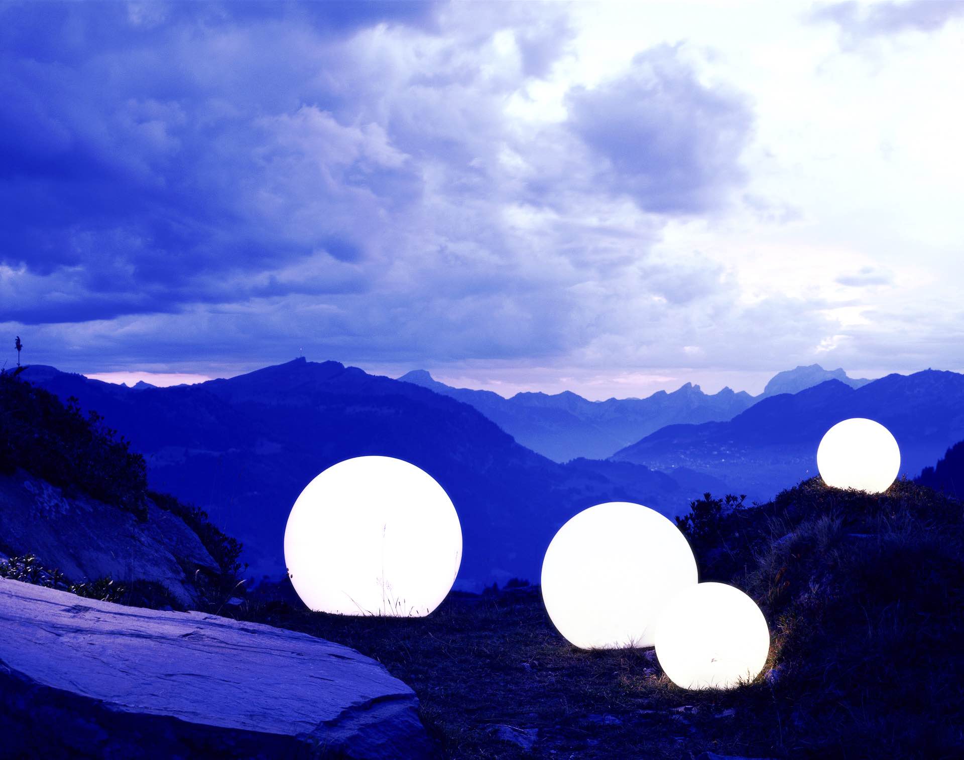 Moonlight Vollkugel Leuchten über den Schweizer Alpen